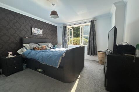 Mallard Place, Farnborough, Hampshire, GU14 photo 3