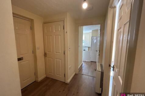 Windsor Court, Newbury photo 3