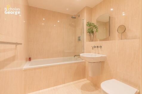 Hemisphere 226 Bathroom.jpg