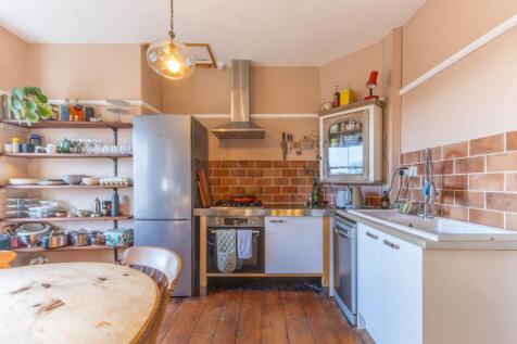 KITCHEN / LIVING AREA