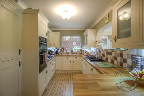 Comprehensively fitted kitchen