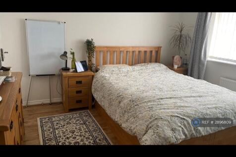 King Size Bed With - Ensuite Bathroom 