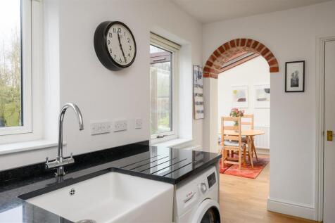 KITCHEN / DINING