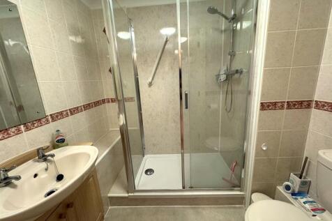 SHOWER ROOM.jpg