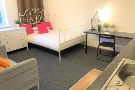 Bright and well-kept double bedroom featuring a...