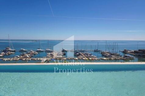 Extraordinary 2 bedroom flat in front of the sea