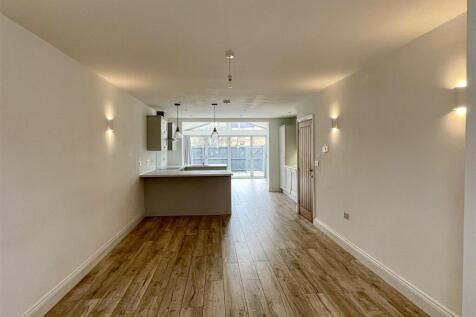 SITTING ROOM/KITCHEN/DINING AREA