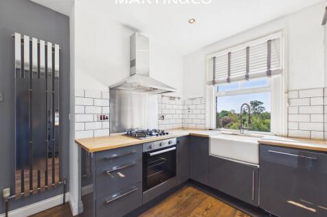 3-bed flat on High Street , Egham, £1,950/mo