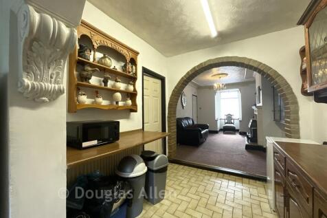 Kitchen Looking To Lounge