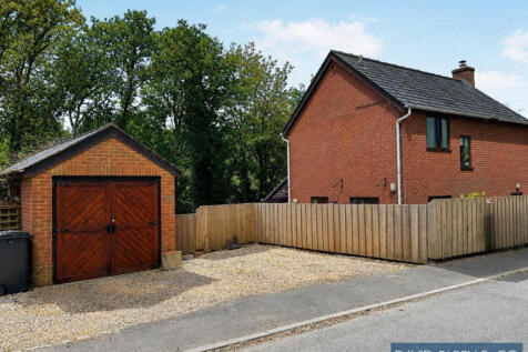 Detached Modern House with Garage