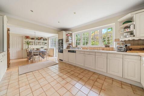 Hawksview, Cobham, KT11 photo 3