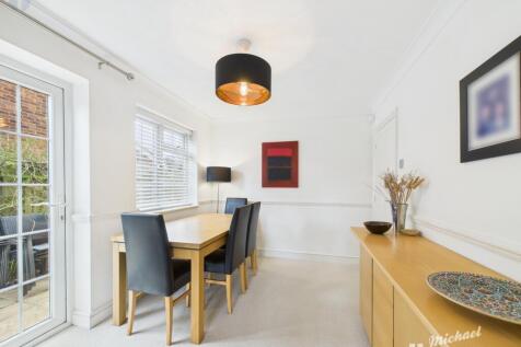 CAM03218G0-PR0565-STILL027