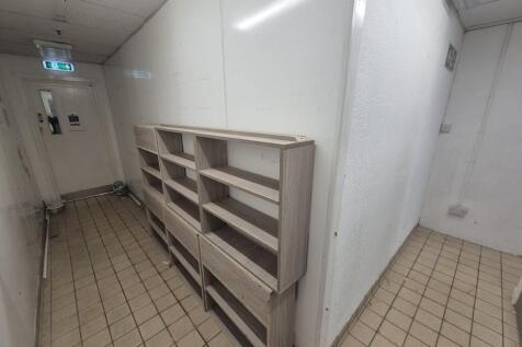 Retail Property (high street) to rent Image 4