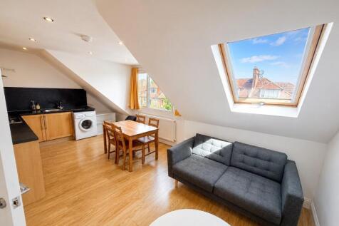 Spacious Two-Bedroom Top Floor Flat ¿ Stamford 