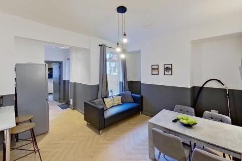 6-bed terraced on Lower Road, Beeston NG9, £4,030/mo