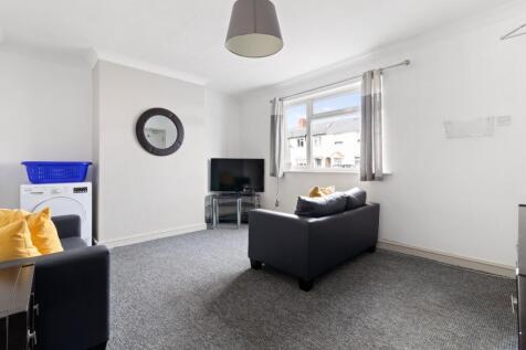 Available SEPT 2027 -  4 Ensuite Rooms - Boughton Avenue photo 3