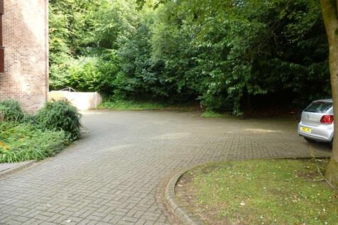 20 Puttocks Close - parking area.JPG