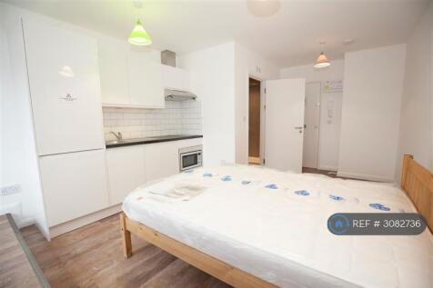 Studio flat on Madison Heights, Hounslow, TW3, £1,000/mo