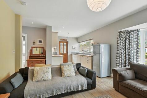 Lounge/Kitchen (2)