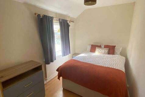Studio house on Dene Road, £800/mo