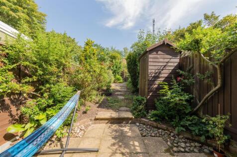 Grove End, E18