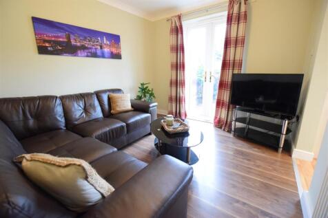 27/28 - Woodhall Drive - Student House photo 3