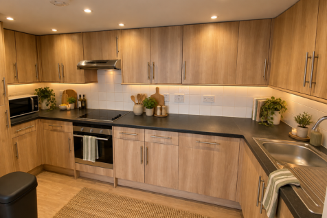 5-bed flat on Eaton Crescent, Bristol, BS8, £4,375/mo