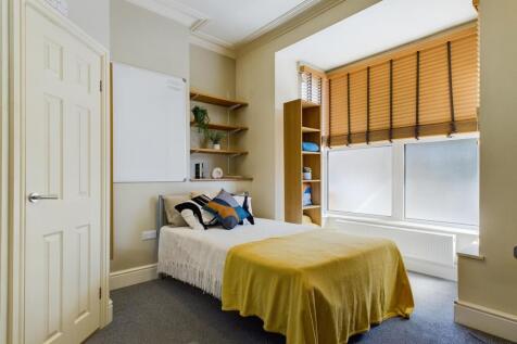 Bright, well-presented single bedroom with a co...