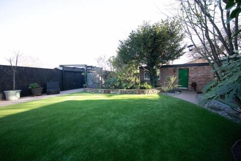 Immaculately maintained private garden