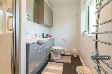 Ensuite To Bed 1