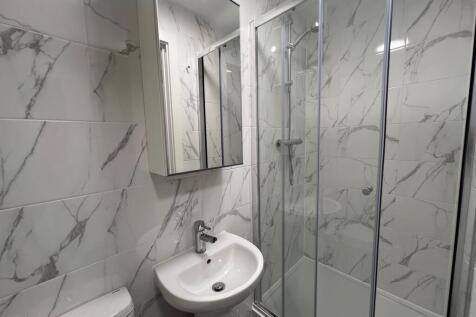 Bright, modern bathroom with marble-effect tile...