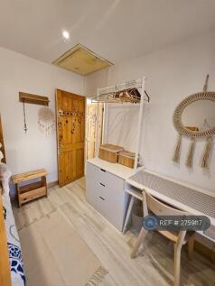 Bedroom With Bulkbed