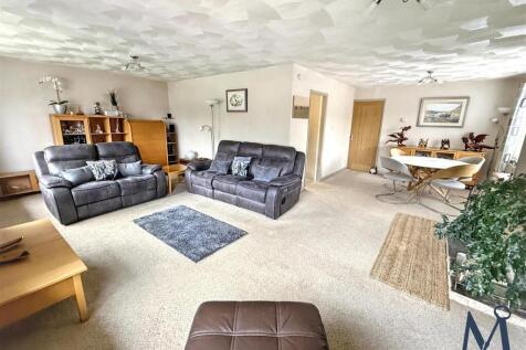 Open Plan Living Room / Diner