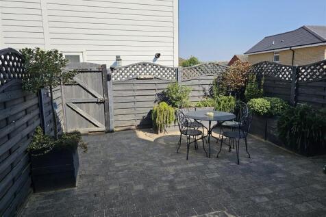REAR ENCLOSED GARDEN