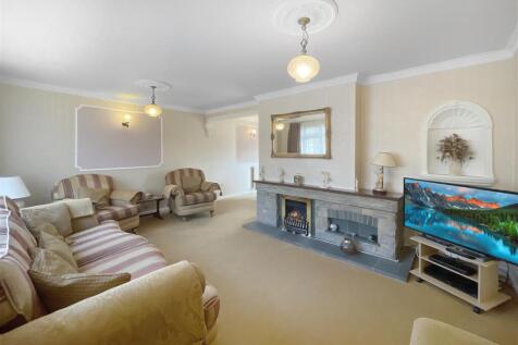 Lounge / Dining Area