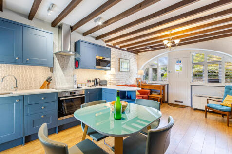 A04 - Hobbit Cottage Noss Mayo - 250912