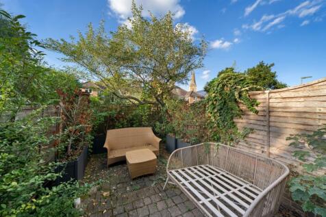 Heather Place, Esher, KT10 photo 3