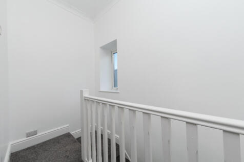 Wensleydale Parade, BATLEY, WF17 8NR photo 5
