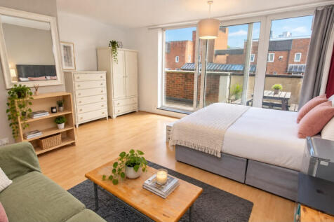 Large Rooms - Crondall Street