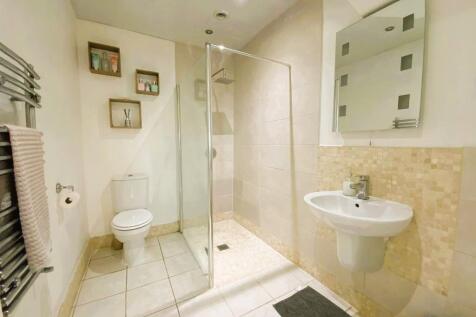 GROUND FLOOR SHOWER ROOM