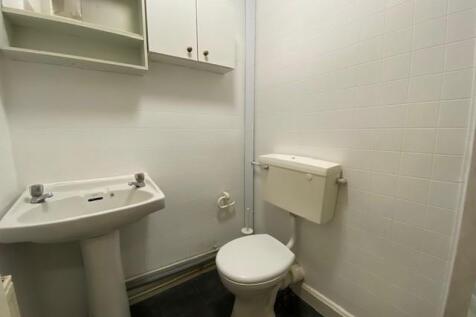 Strensham rd 38 flat 2 WC.jpg