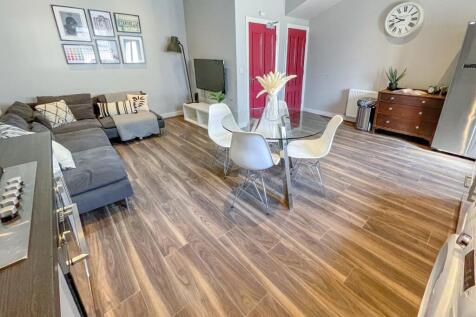 4 Esher Road12