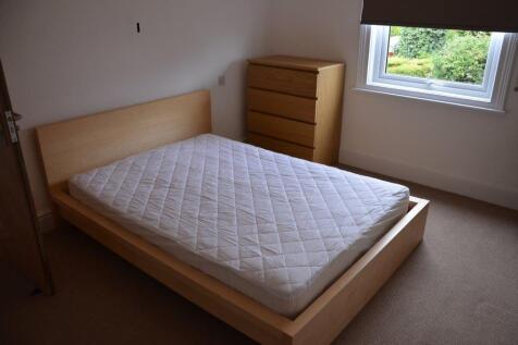 Available in SEPT  2027 - 4 Rooms in Bransford Road photo 4