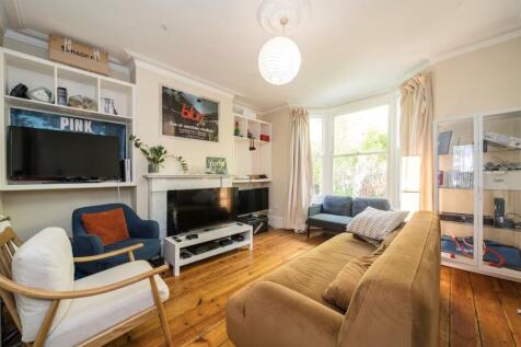 Stunning four bedroom property located in an excellent position, just a moments walk to the many shops, bars, restaurants, cafe's and transport links. This home has front reception room, well fitted k