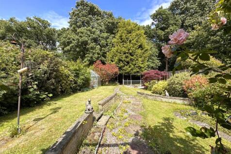 Lovely Private Garden 069