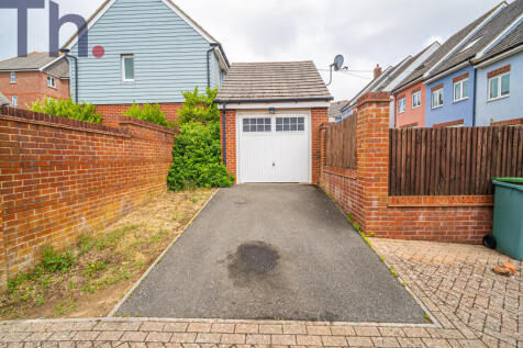 Detached Garage &amp; Private Driveway Parking