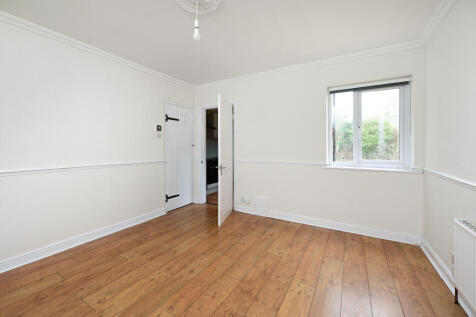 Homecroft, Hicks Lane, Blackwater, Camberley, Hampshire photo 4