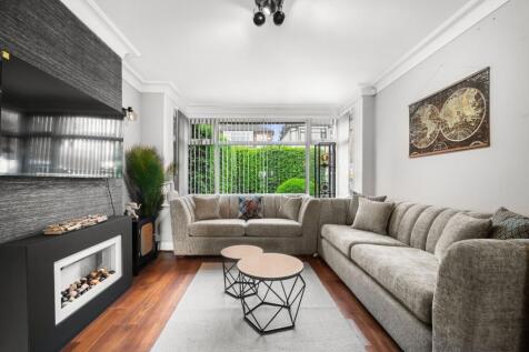 2 bed flat to rent Holly Park Rd, London W7