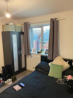 Bright, tidy double bedroom with a comfortable ...