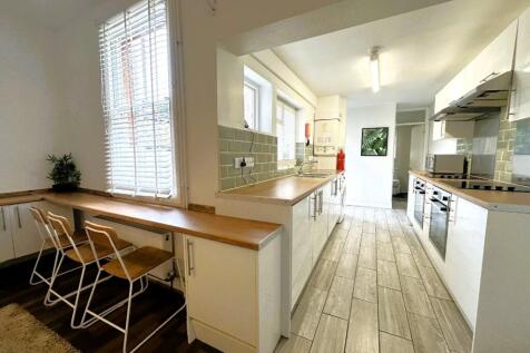 Available SEPT 2026 - 1 Room - Happy Land West photo 3